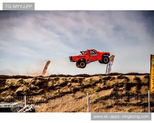 格斗赛飞踢命中对手令观众惊呼：现场热血与训练的秘密