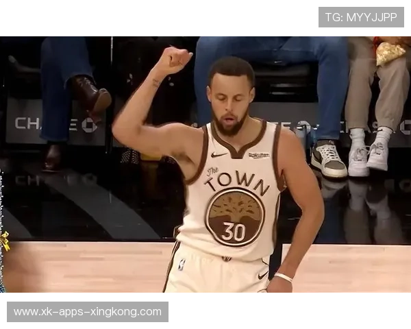 库里弧顶飘逸三分落袋，勇士将比分扩大